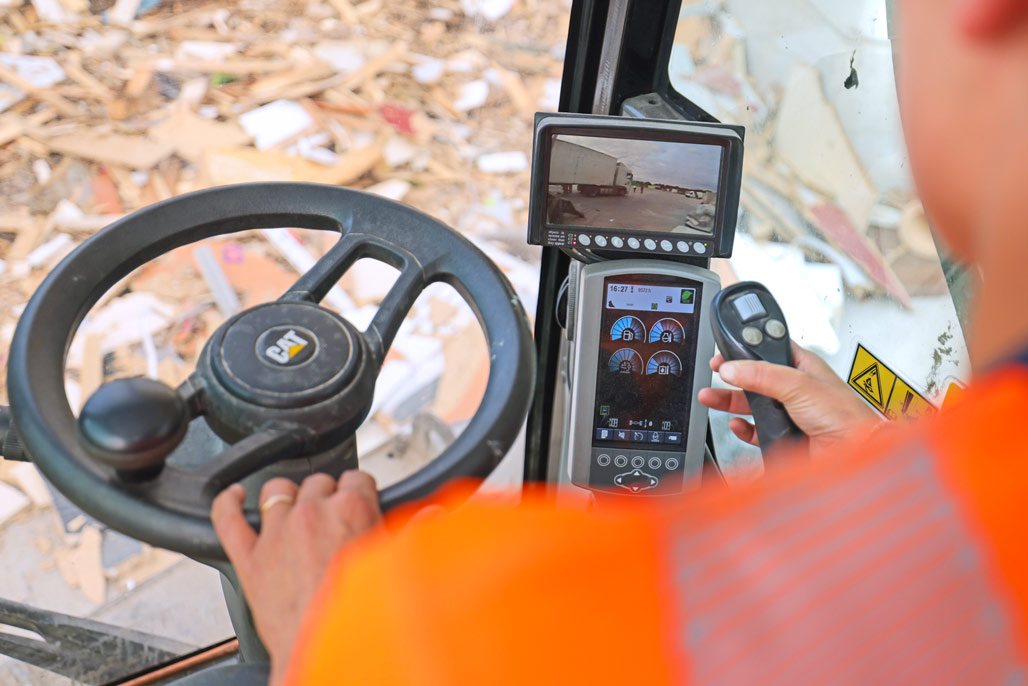 Visuel-actu-recrutement-mars-2026-conducteur-engins-406x288px-cabine